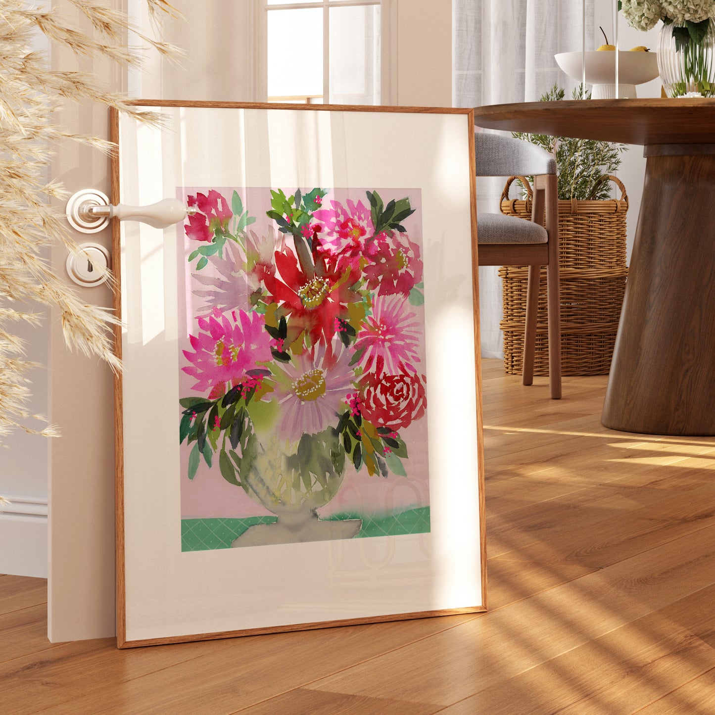 Watercolour print “Geranium” by Rachelle Holowko – vibrant geranium blossoms in a vase in botanical watercolour style in a modern styled room